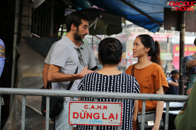 Nhiều du khách chưa biết thông tin cấm vào khu vực đường tàu.