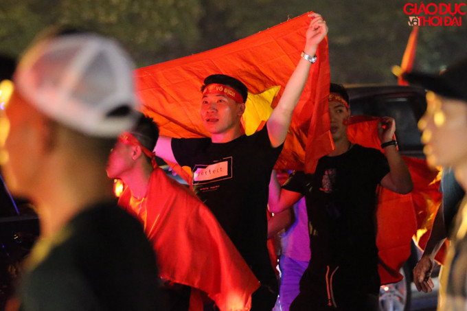Giương cờ đỏ sao vàng diễu hành trên phố.