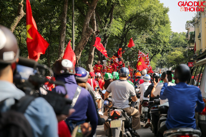 Hàng dài CĐV đi trên nhiều tuyến phố thu hút sự chú ý của rất đông người dân.