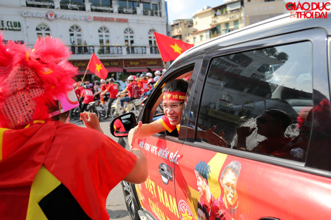 CĐV rất vui vẻ bắt tay để tiếp thêm sức mạnh cho đội tuyển.