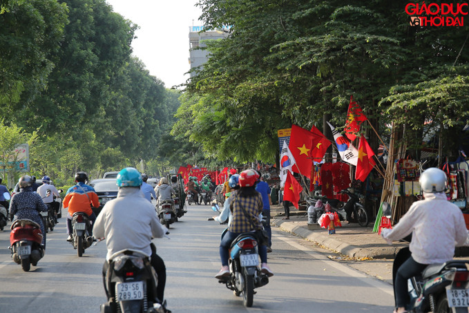 Trên nhiều tuyến phố lá cờ Việt Nam và cờ Hàn Quốc được bày bán rất nhiều.