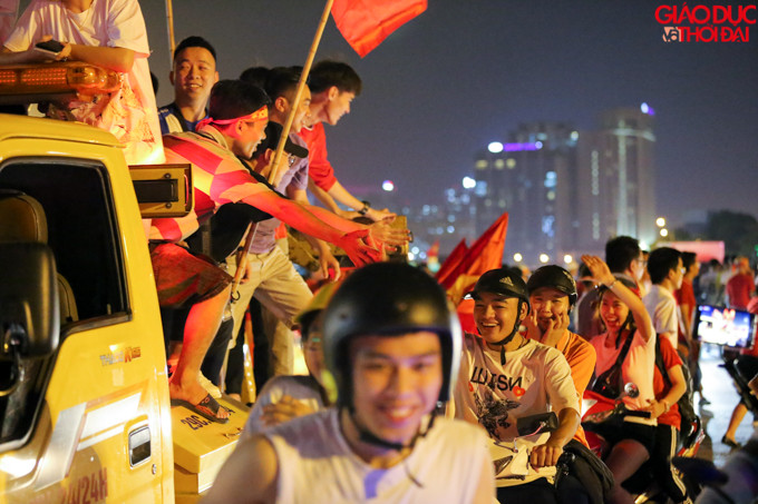 Những chiếc bắt tay chia sẻ niềm vui chiến thắng.