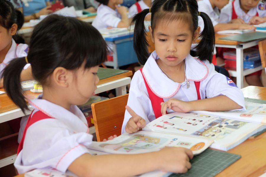 Học sinh lớp 1 Trường tiểu học Đông La (Đông Hưng, Thái Bình) học sách giáo khoa mới được biên soạn theo chủ trương xã hội hóa