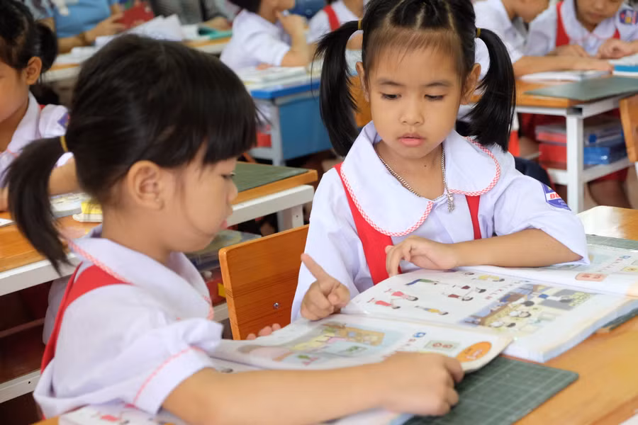 Học sinh lớp 1 Trường tiểu học Đông La (Đông Hưng, Thái Bình) học sách giáo khoa mới được biên soạn theo chủ trương xã hội hóa