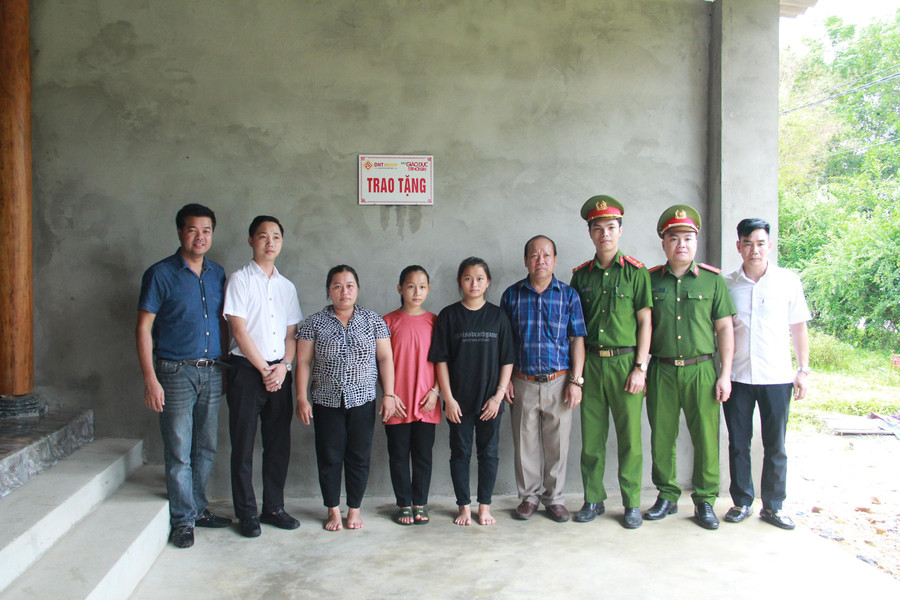 Gia đình chị Trần Thị Thanh Long (thôn 5) được nhận hỗ trợ 50 triệu đồng để kiên cố hóa nhà ở.