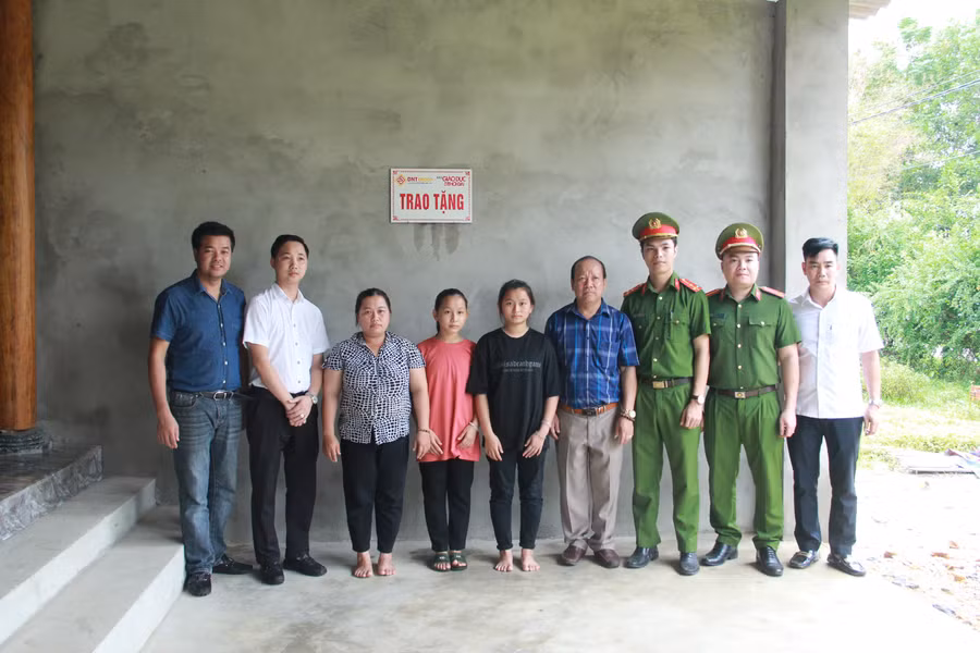 Gia đình chị Trần Thị Thanh Long (thôn 5) được nhận hỗ trợ 50 triệu đồng để kiên cố hóa nhà ở.