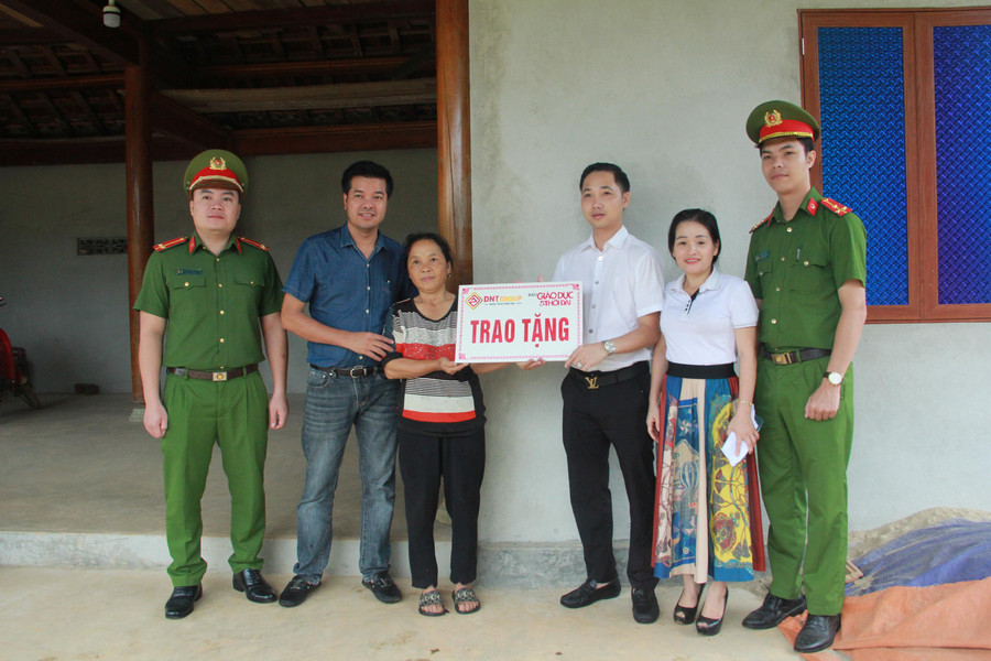 Công ty Cổ phần DNT Group, báo GD&amp;TĐ cùng UBND, công an xã Hương Lâm trao tiền hỗ trợ xây nhà cho hộ anh Dương Việt Hoàng (thôn 8, xã Hương Lâm).