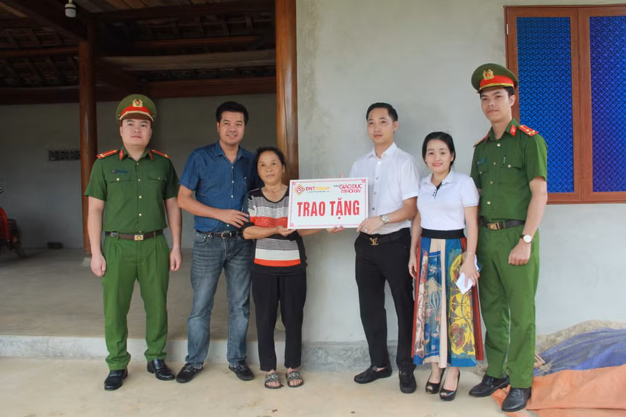 Công ty Cổ phần DNT Group, báo GD&amp;TĐ cùng UBND, công an xã Hương Lâm trao tiền hỗ trợ xây nhà cho hộ anh Dương Việt Hoàng (thôn 8, xã Hương Lâm).