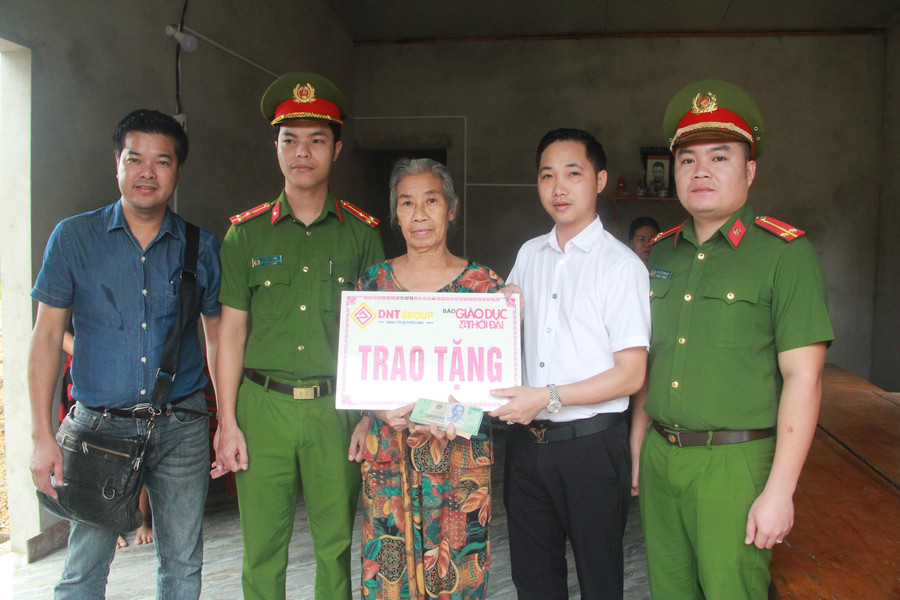 Trao tiền hỗ trợ nhà nhân ái cho bà Lê Thị Nhâm (72 tuổi) và ...