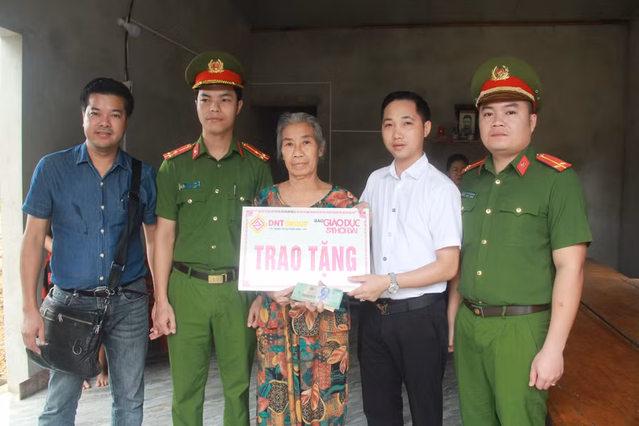 Trao tiền hỗ trợ nhà nhân ái cho bà Lê Thị Nhâm (72 tuổi) và ...