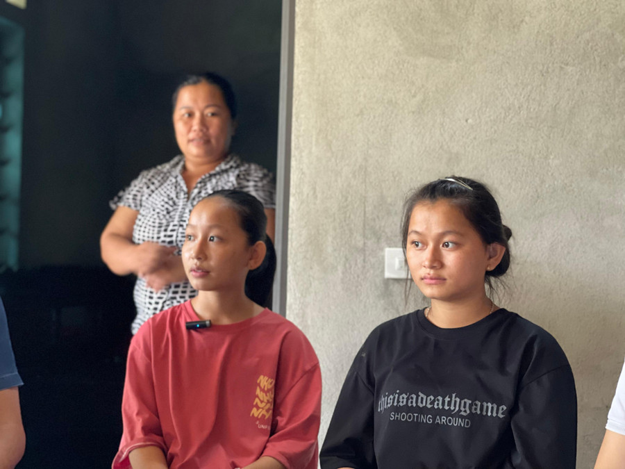 Chồng bỏ đi, một mình chị Long nuôi 3 cô con gái, trong đó có 2 cháu bị câm điếc.