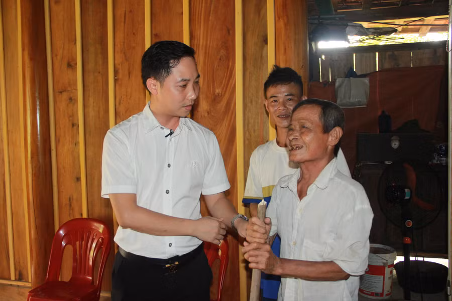 Đại diện Công ty Cổ phần DNT Group động viên, thăm hỏi các gia đình khó khăn tại xã Hương Lâm được nhận hỗ trợ xây dựng nhà ở trong đợt này.