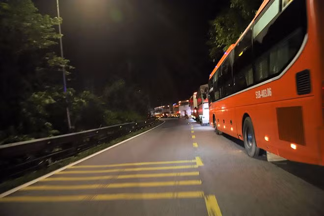Vụ tai nạn khiến đèo Bảo Lộc bị ách tắc cả 2 chiều kéo dài trong nhiều giờ, xe cộ nối đuôi nhau. Ảnh: Thanh niên