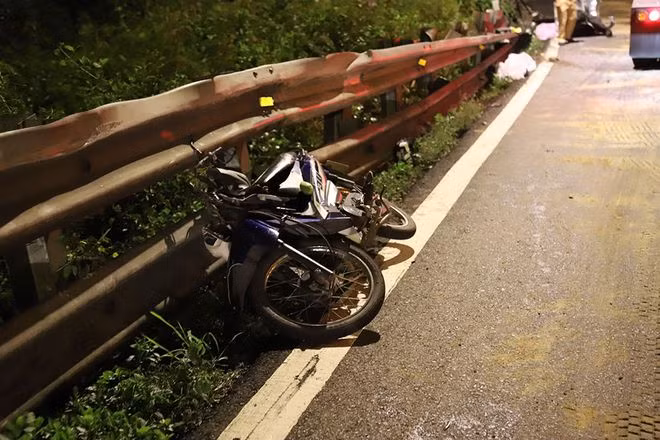 Chiếc xe máy của 2 nữ sinh biến dạng sau tai nạn. Ảnh: Thanh niên