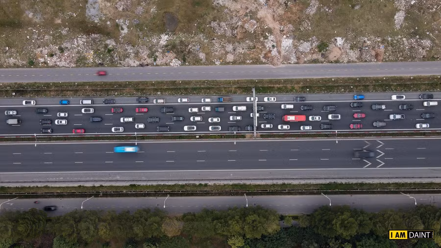 Dòng xe nối tiếp nhau di chuyển vào hướng nội thành.