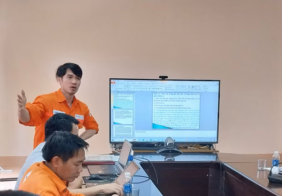 Cán bộ Phân xưởng Vận hành trình bày các Thông tư, quy định, quy trình trong hệ thống điện quốc gia.