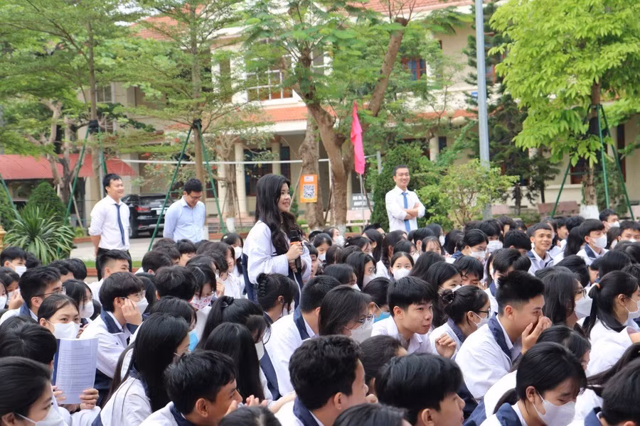 Học sinh trao đổi về ý nghĩa của việc đọc sách.