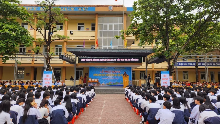 Lễ phát động hưởng ứng Ngày Sách Việt Nam tại Trường THPT Đào Duy Từ, tỉnh Quảng Bình.