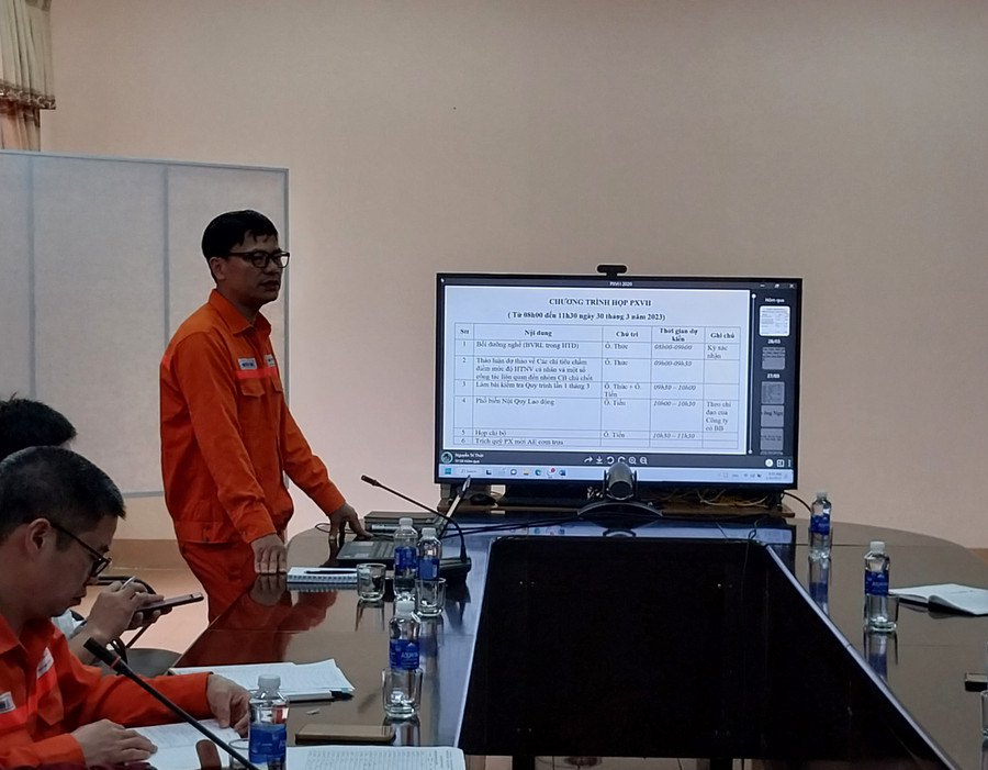 Ông Nguyễn Trí Thức – Quản đốc Phân xưởng vận hành trình bày bài giảng bảo vệ rơ le trong hệ thống điện.