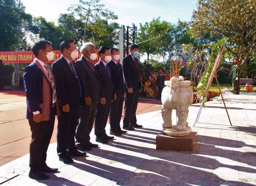 Đại biểu dâng hương tưởng nhớ các anh hùng liệt sĩ.