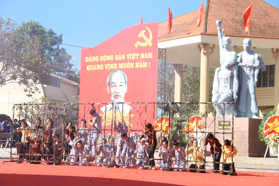 Sân khấu hoá cuộc đấu tranh lưu huyết.