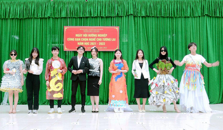 Màn trình diễn thời trang bảo vệ môi trường của các em học sinh trong ngày hội tư vấn hướng nghiệp