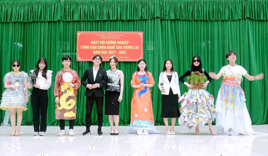 Màn trình diễn thời trang bảo vệ môi trường của các em học sinh trong ngày hội tư vấn hướng nghiệp