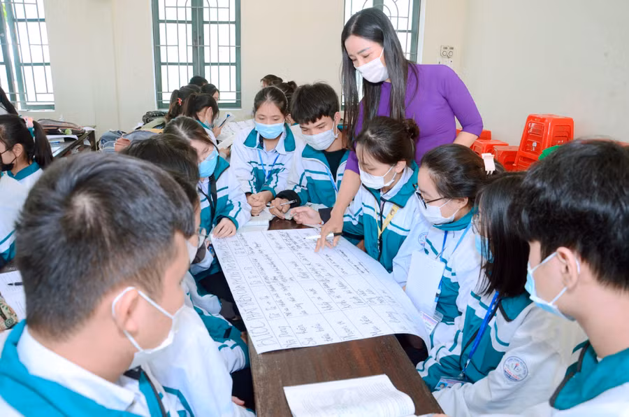 Cô giáo Nguyễn Diệu Hiền - GV lịch sử một trong những GV đẩy mạnh giáo dục đạo đức lối sống cho học sinh qua từng giờ lên lớp 