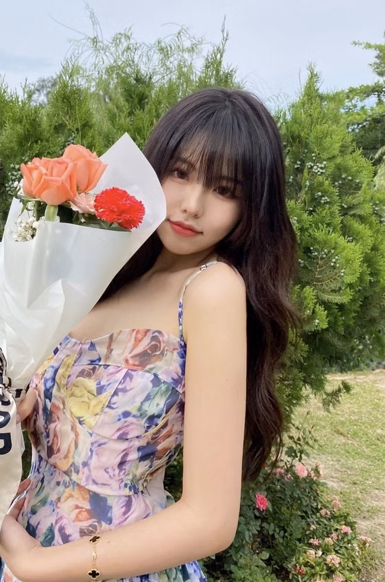 Trương Hiểu Kỳ trẻ trung, khuôn mặt sắc sảo.