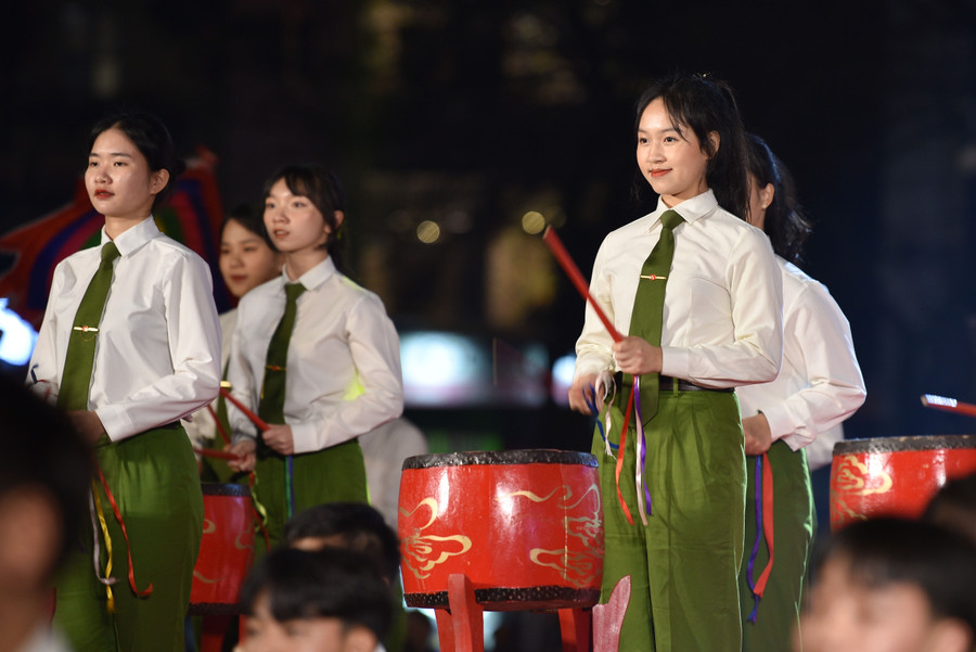 Đoàn Nghệ thuật Trống hội biểu diễn tác phẩm trống hội &apos;Vang mãi ngàn năm&apos;, đây là tiết mục được Đoàn đầu tư dàn dựng, tập luyện công phu, có sự tham gia của gần 500 học viên Học viện Cảnh sát nhân dân.