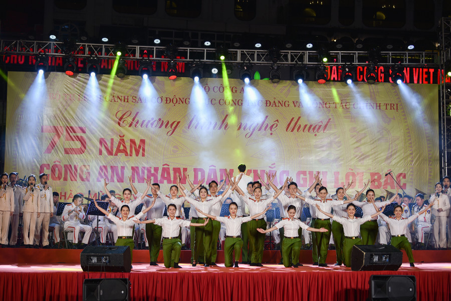 Thượng tá Trịnh Anh Thông, Phó trưởng Đoàn Nghi lễ CAND cho biết, khán giả xem chương trình sẽ có dịp thưởng thức nhiều tác phẩm rất quen thuộc, nổi tiếng của Việt Nam và quốc tế.