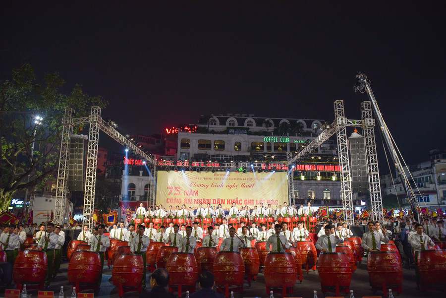 Đoàn Nghệ thuật Trống hội của Bộ Công an biểu diễn phục vụ công chúng.