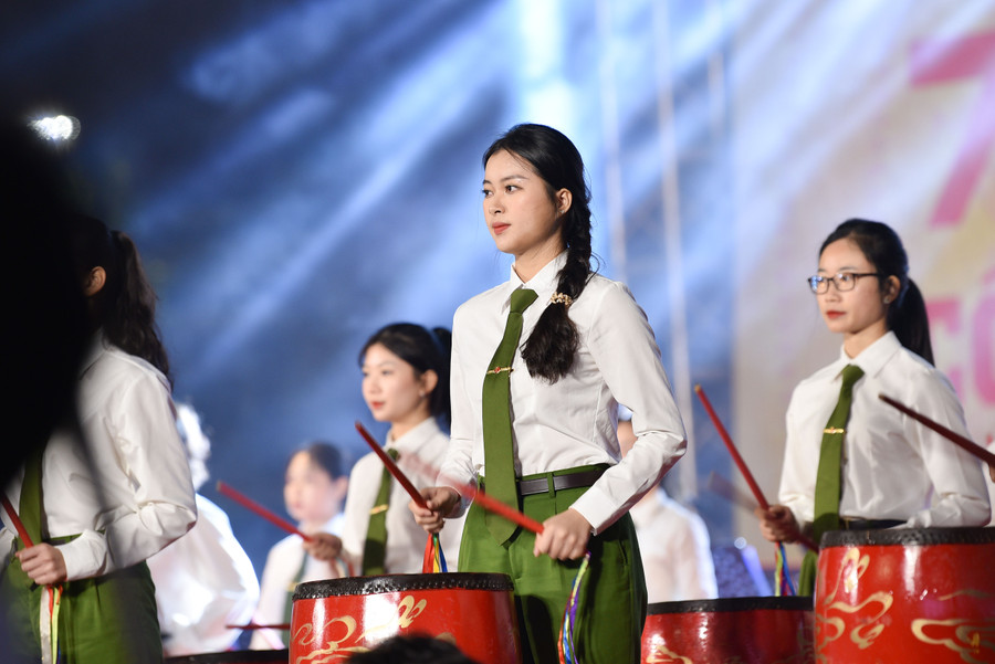 Đoàn Nghệ thuật Trống hội biểu diễn tác phẩm trống hội &apos;Vang mãi ngàn năm&apos;, đây là tiết mục được Đoàn đầu tư dàn dựng, tập luyện công phu, có sự tham gia của gần 500 học viên Học viện Cảnh sát nhân dân.