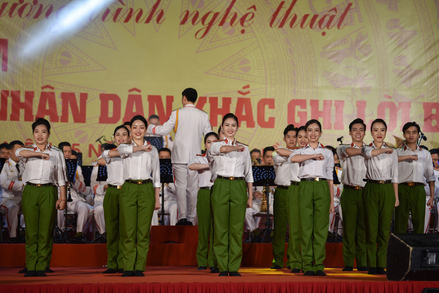 Thượng tá Trịnh Anh Thông, Phó trưởng Đoàn Nghi lễ CAND cho biết, khán giả xem chương trình sẽ có dịp thưởng thức nhiều tác phẩm rất quen thuộc, nổi tiếng của Việt Nam và quốc tế.