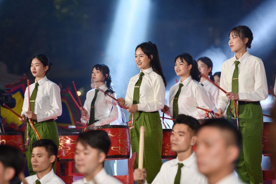 Đoàn Nghệ thuật Trống hội biểu diễn tác phẩm trống hội &apos;Vang mãi ngàn năm&apos;, đây là tiết mục được Đoàn đầu tư dàn dựng, tập luyện công phu, có sự tham gia của gần 500 học viên Học viện Cảnh sát nhân dân.