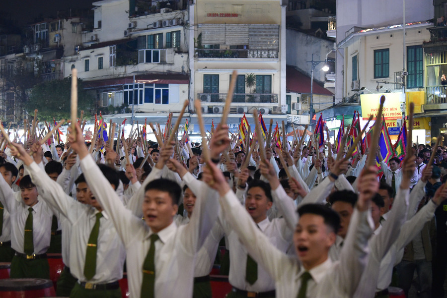 Đoàn Nghệ thuật Trống hội biểu diễn tác phẩm trống hội &apos;Vang mãi ngàn năm&apos;, đây là tiết mục được Đoàn đầu tư dàn dựng, tập luyện công phu, có sự tham gia của gần 500 học viên Học viện Cảnh sát nhân dân.