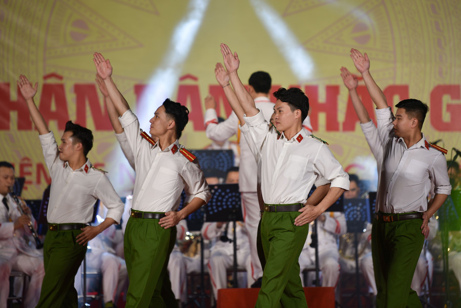 Thượng tá Trịnh Anh Thông, Phó trưởng Đoàn Nghi lễ CAND cho biết, khán giả xem chương trình sẽ có dịp thưởng thức nhiều tác phẩm rất quen thuộc, nổi tiếng của Việt Nam và quốc tế.