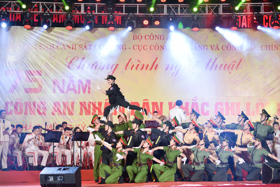 Mở đầu chương trình là các tác phẩm đến từ phần biểu diễn của các nghệ sĩ thuộc Đoàn nghi lễ CAND.