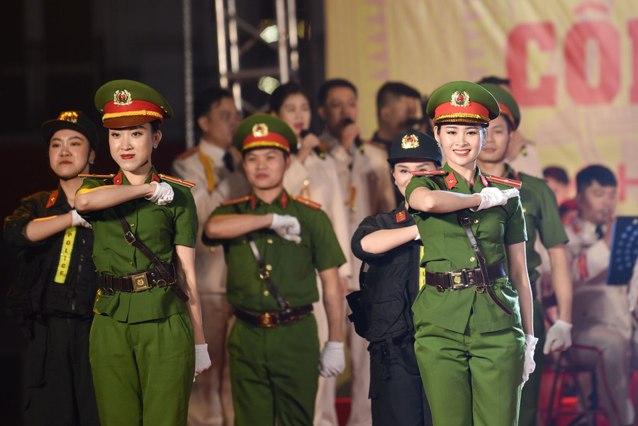 Mở đầu chương trình là các tác phẩm đến từ phần biểu diễn của các nghệ sĩ thuộc Đoàn nghi lễ CAND.