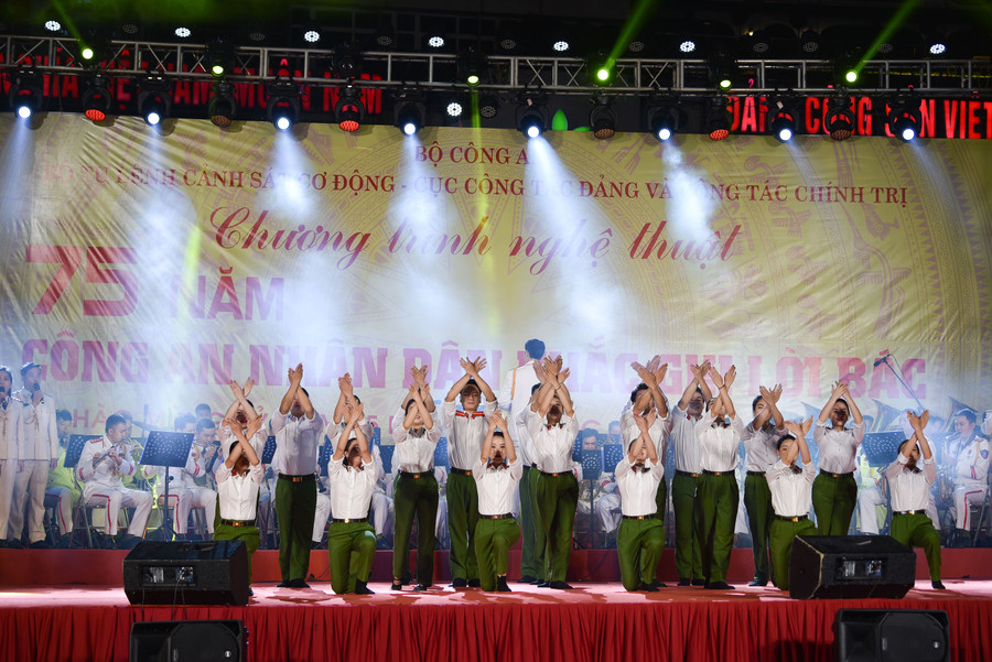 Thượng tá Trịnh Anh Thông, Phó trưởng Đoàn Nghi lễ CAND cho biết, khán giả xem chương trình sẽ có dịp thưởng thức nhiều tác phẩm rất quen thuộc, nổi tiếng của Việt Nam và quốc tế.