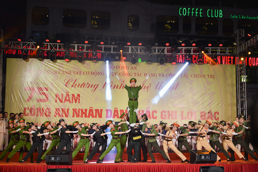 Mở đầu chương trình là các tác phẩm đến từ phần biểu diễn của các nghệ sĩ thuộc Đoàn nghi lễ CAND.