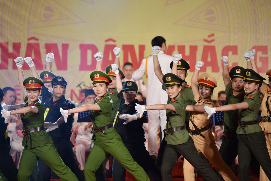 Mở đầu chương trình là các tác phẩm đến từ phần biểu diễn của các nghệ sĩ thuộc Đoàn nghi lễ CAND.