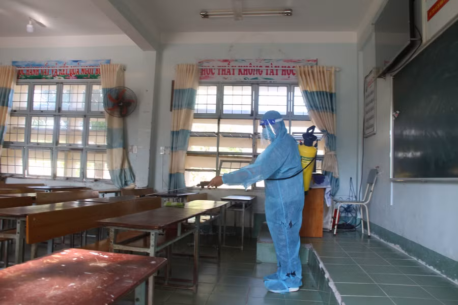 Phun khử khuẩn phòng học có F0.