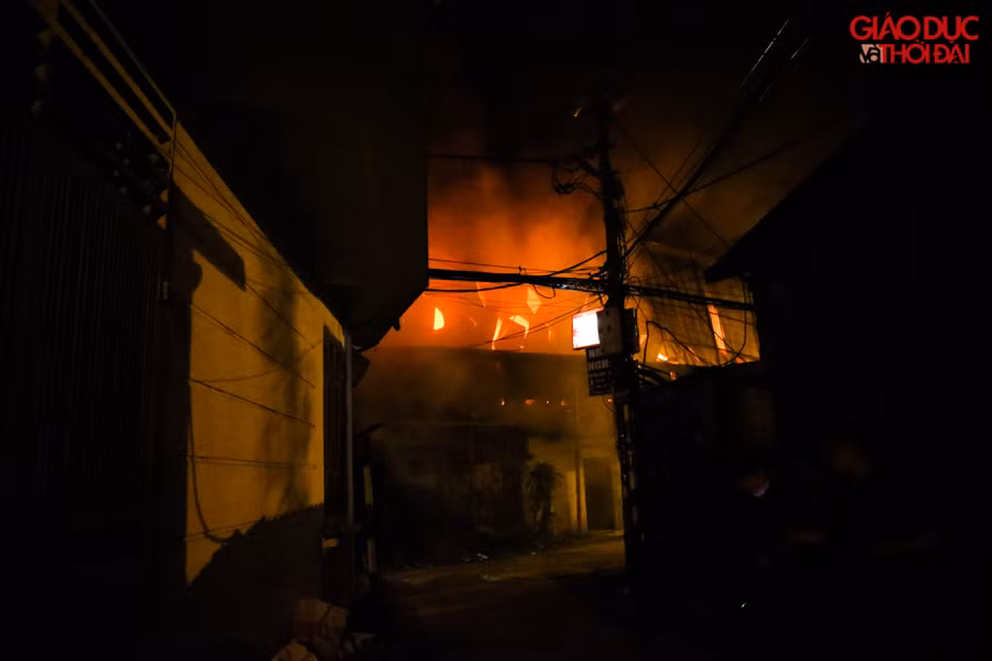 Một bên góc khác của nhà máy sát nhiều nhà dân, cơ quan chức năng đã di tản người dân ra phía bên ngoài.