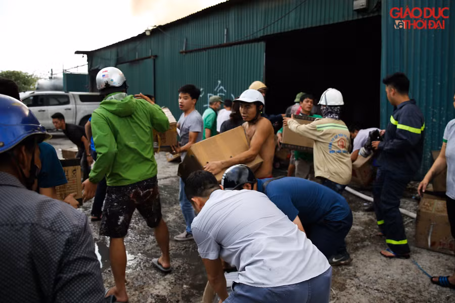 Ngay khi phát hiện cháy, người dân đã hô hoán để chuyển hàng hoá tại những kho bên cạnh chống cháy lan.