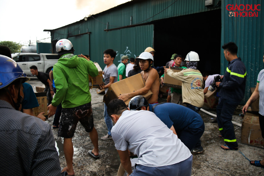 Ngay khi phát hiện cháy, người dân đã hô hoán để chuyển hàng hoá tại những kho bên cạnh chống cháy lan.