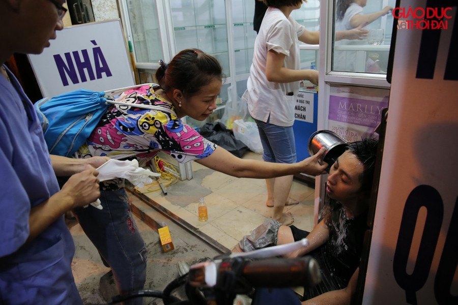 Một chiến sĩ PCCC sau khi vừa chữa cháy tại ngõ 300 Nguyễn Xiển đã tiếp tục đến chữa cháy.