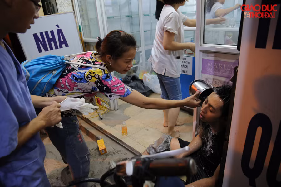 Một chiến sĩ PCCC sau khi vừa chữa cháy tại ngõ 300 Nguyễn Xiển đã tiếp tục đến chữa cháy.