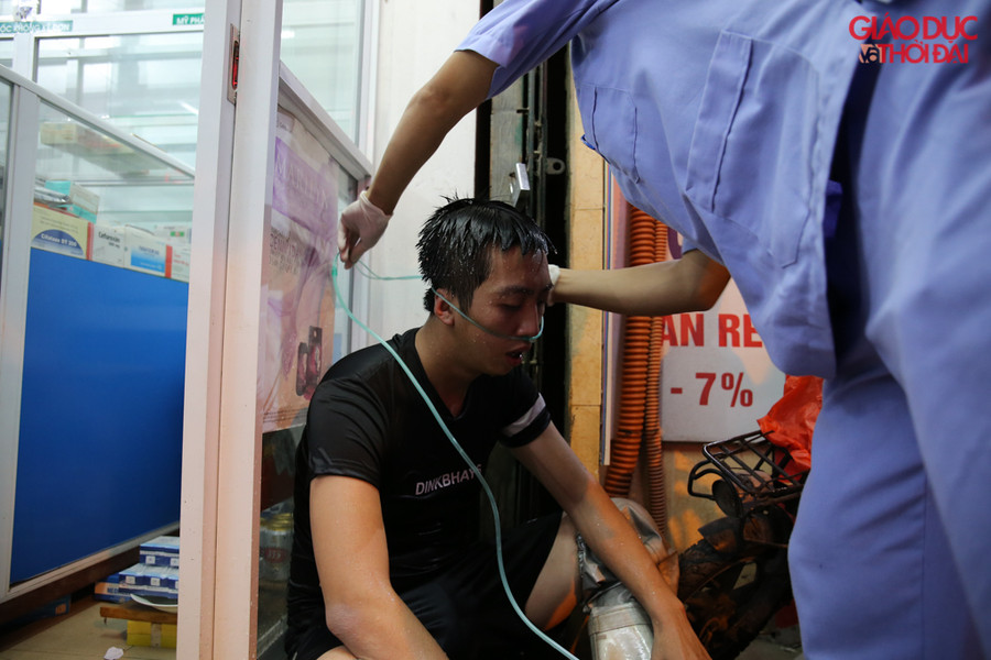 Do mệt và ngạt khói nên cần sự giúp đỡ của lực lượng y tế được huy động đến đám cháy.
