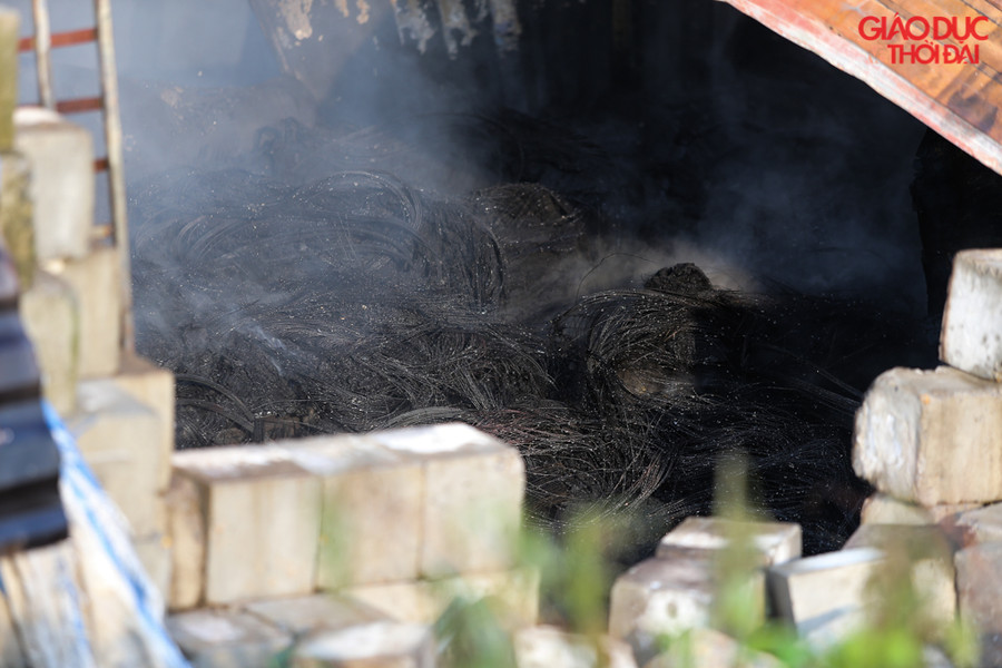 Nhiều đồ bên trong chỉ còn lại nguyên phần lõi bằng kim loại.